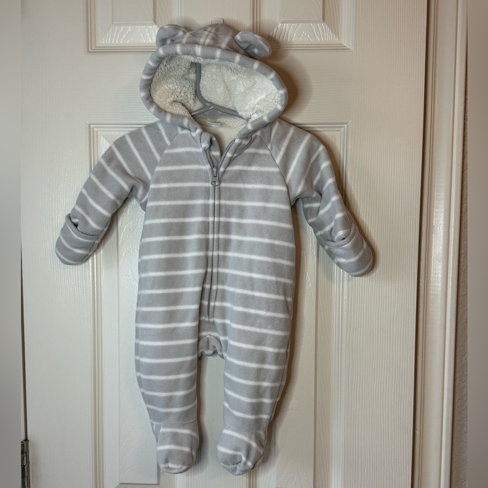 Old Navy Baby Fleece Hoodie Zip Front Snowsuit Onesie Gray and White 0-3M